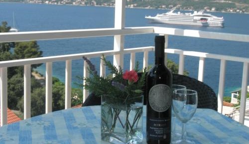 Comfort Two-Bedroom Apartment with Balcony and Sea View