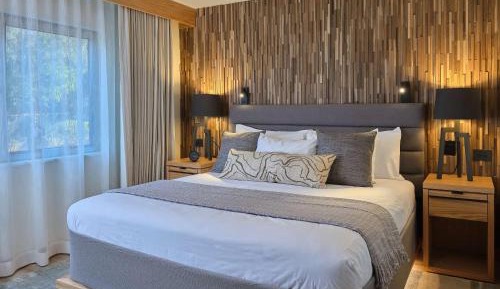 Luxury King Suite with Rain Shower