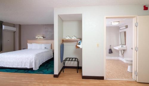  Premium King Room Disability Access Smoke Free (Upgraded Bedding and Snack Box)