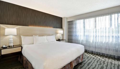 King Suite with Accessible Tub - Mobility and Hearing Access/Non-Smoking