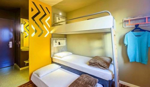 Standard Room with One Bunk Bed and One Auxiliary Bed