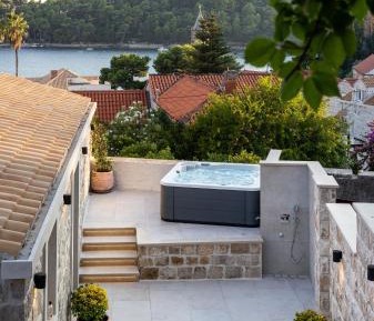 Two Bedroom Holiday Home with Terrace and Sea View