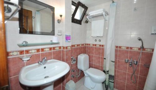 Deluxe Double Room (2 Adults + 1 Child)