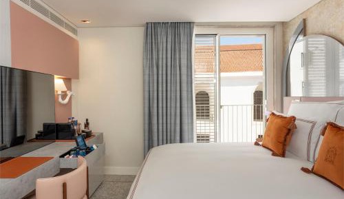 Deluxe King Room with Cloister View