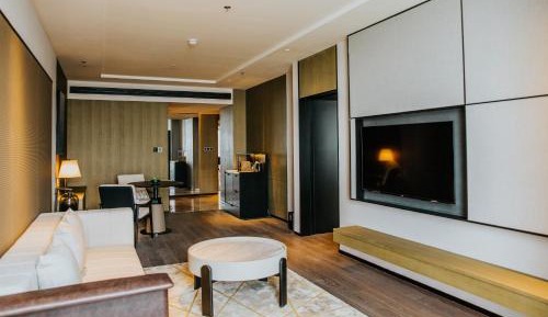 One-Bedroom Deluxe King Suite - Club Lounge Access