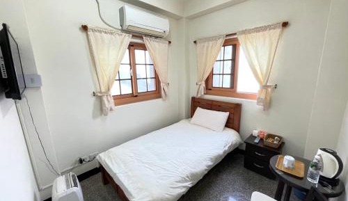 Single Room with Shared Bathroom