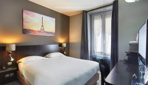 2 non-communicating Double Rooms