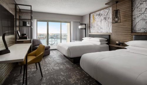 Guest room, 2 Queen, Lake view, Balcony