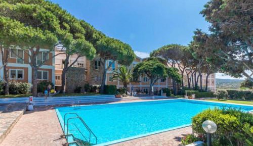 Apartment with Pool View 
