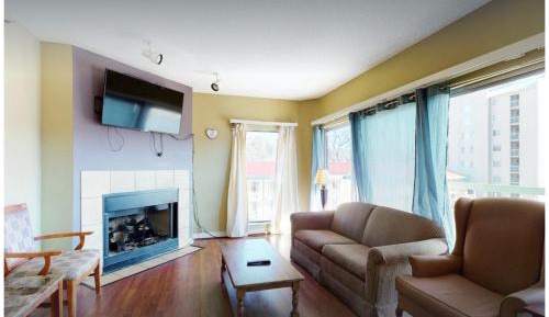 Three-Bedroom Apartment with Mountain View