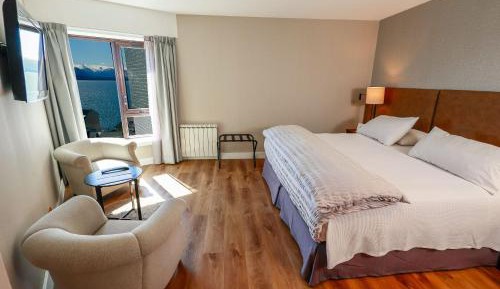 Superior Guest room with 1 King, Partial lake view