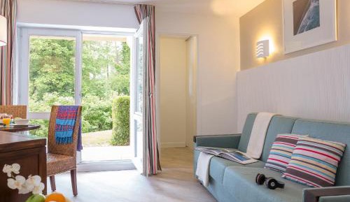 One-Bedroom Apartment with Terrace or Balcony (5 People)