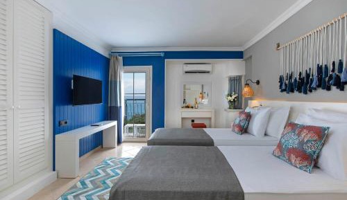 King Room with Side Sea View - Non-Smoking