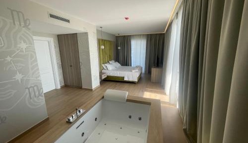 Suite with Hot Tub