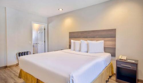 Deluxe King Room - Non-Smoking