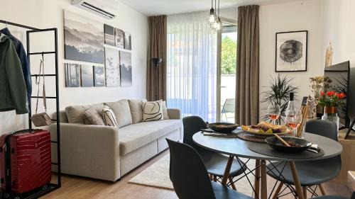 Apartment with Garden View