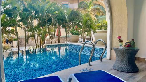 Deluxe Swim Up