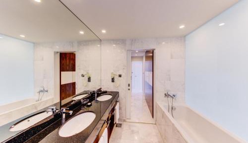Suite with Lake View