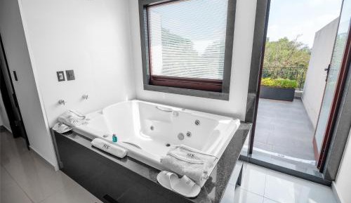 Suite with Hot Tub