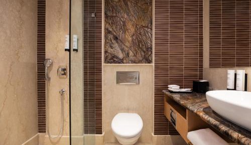 Guest Room Twin Beds City View : Enjoy 15% off on Laundry Services and 1+1 on Select Alcoholic Beverages at Twenty One Bar & Café (4:00 PM to 8:00 PM)