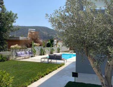 Apartment with Pool View 