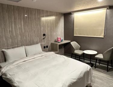 Single Room with Private Bathroom (Check-in after 18:00, check-out before 10:00)