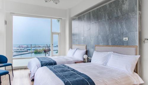Quadruple Room with Panoramic Lake View - Lower Floor