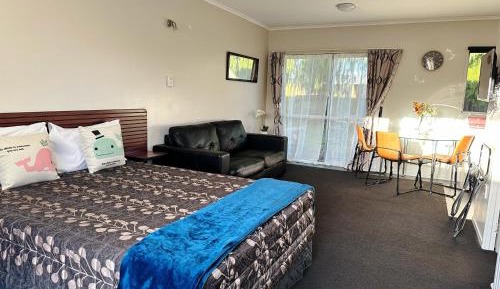 Deluxe One-Bedroom Apartment