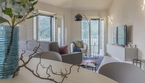 Apartment with Lake View