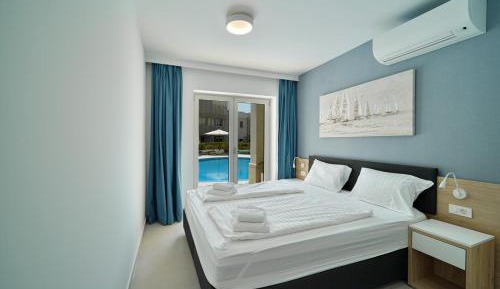 Apartment with Pool View 