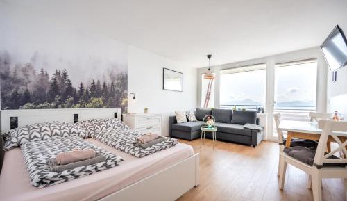 Apartment with Mountain View