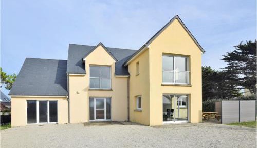 Three-Bedroom Holiday Home 