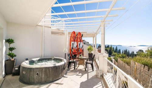 Comfort Two Bedroom Apartment with Terrace and Sea View