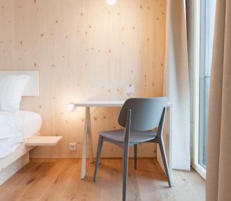 Business Queen Room