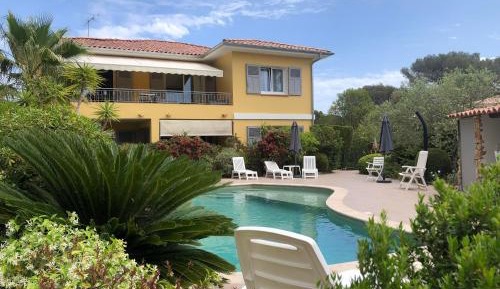 Apartment with Pool View 