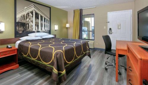 Deluxe King Room with Spa Bath- Non-Smoking