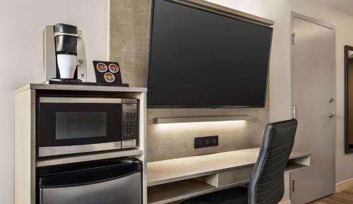 1 Queen Bed, Mobility Accessible Room, Roll-in Shower, Non-Smoking