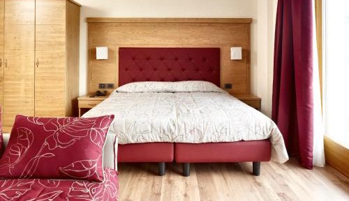 Large Double or Twin Room with Mountain View