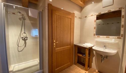Deluxe Double Room (2 Adults + 1 Child)