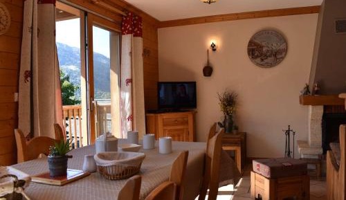 Chalet (10 Adults)