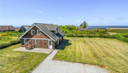 Three-Bedroom Holiday Home 