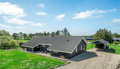 Three-Bedroom Holiday Home 