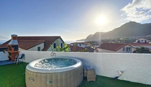 Apartment with Mountain View