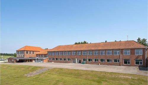 Fourteen-Bedroom Holiday home