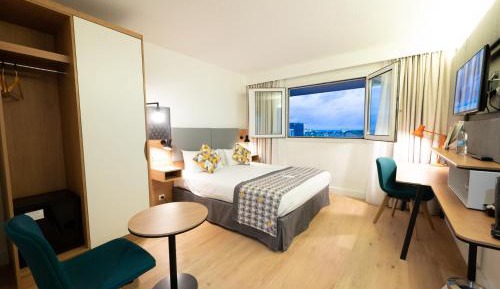 Standard Queen Room with Sea View