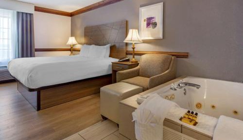 King Suite with Whirlpool - Non-Smoking