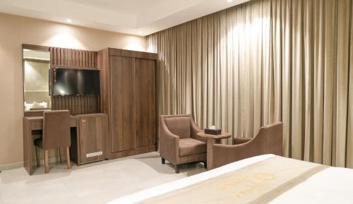 Deluxe Queen Suite