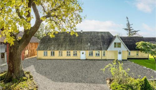 Three-Bedroom Holiday Home 