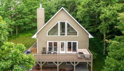 Four-Bedroom Holiday Home