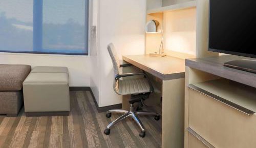 Den King Room with Roll-in Shower - Disability Access
